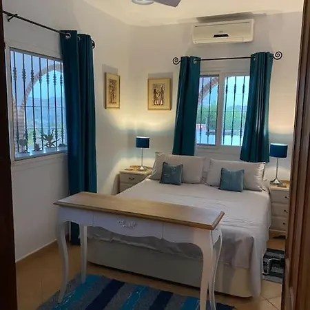 Holiday home 2 Bed 2 Bath Near Heatable Saltwater Pool *