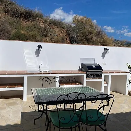 2 Bed 2 Bath Near Heatable Saltwater Pool Holiday home *