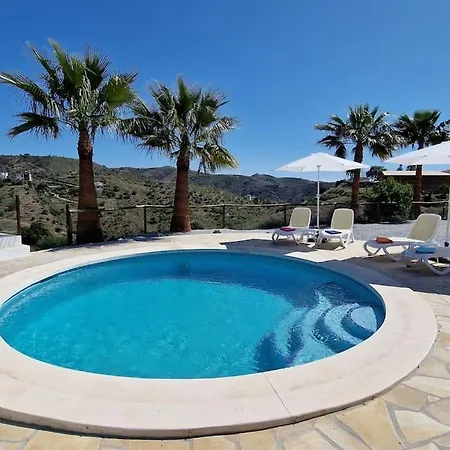 2 Bed 2 Bath Near Heatable Saltwater Pool Holiday home *