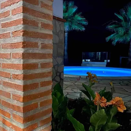 2 Bed 2 Bath Near Heatable Saltwater Pool Holiday home